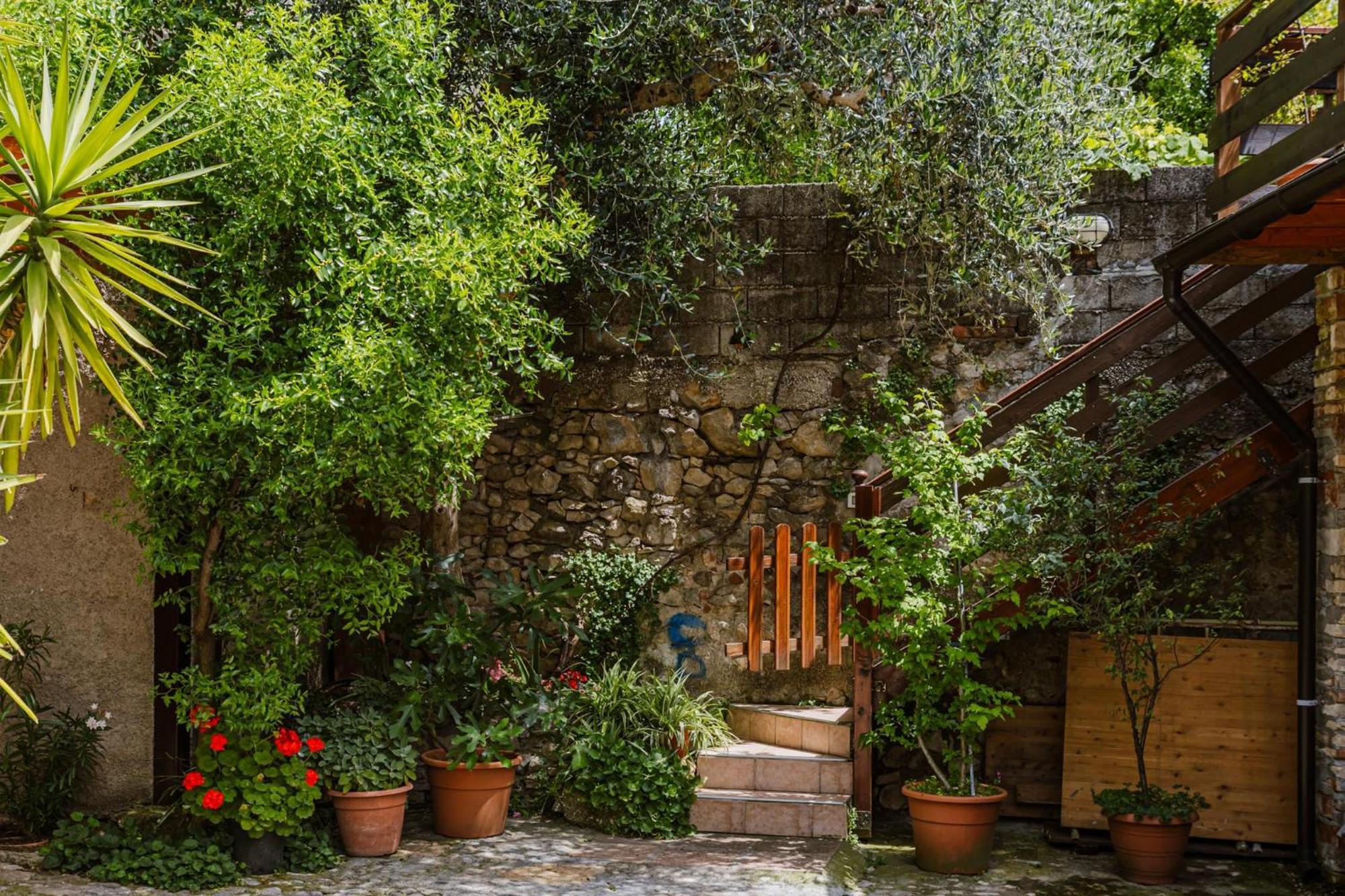 Cozy Castello Apartment Manerba del Garda Bagian luar foto